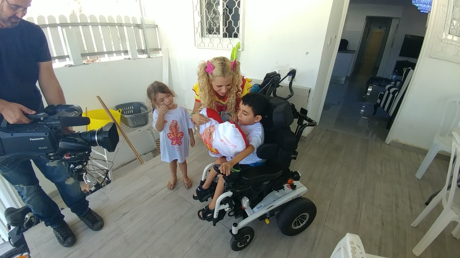 הפתעה: שליו מתחיל את הבוקר עם מתנה ויחס של סלב אמיתי (צילום: דני בלר)